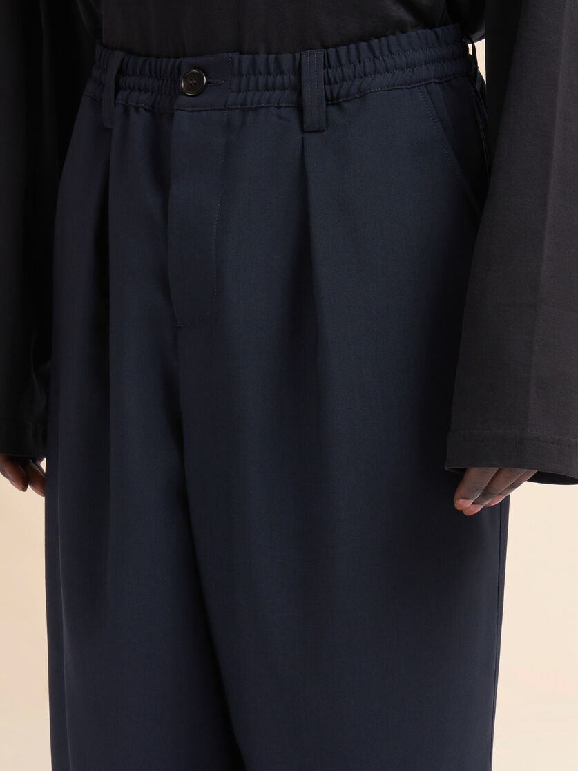 Cropped trousers in cool wool with drawstring at the waist - Pants - Image 4