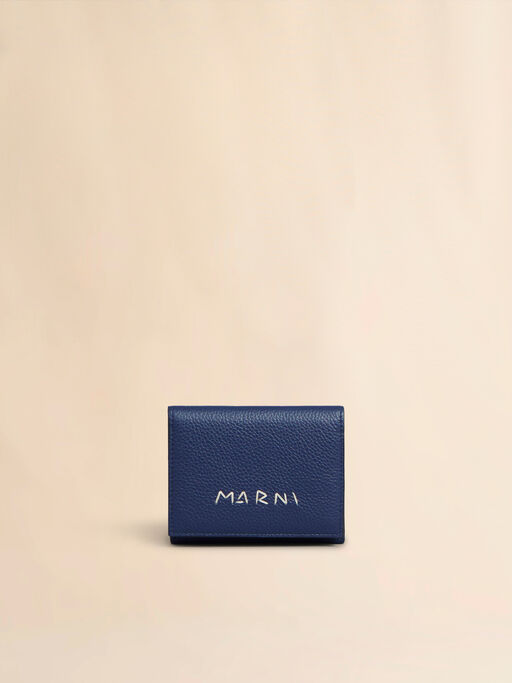 ブルー レザー製三つ折りウォレット、マルニシンボル刺繍入り - 財布