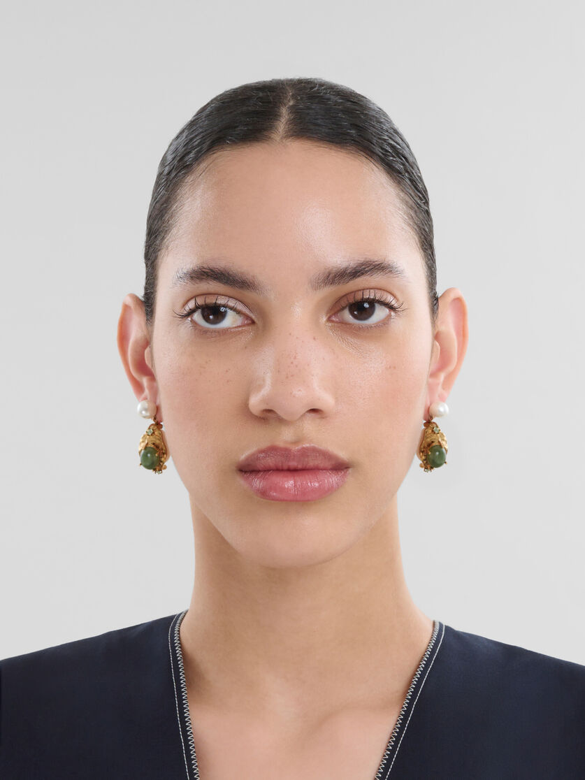 パールドロップイヤリング、グリーンジェムストーン | Marni