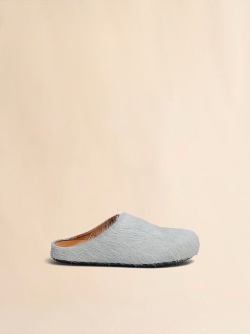 Graue Fußbett-Sabots aus Kalbsfell - Holzschuhe