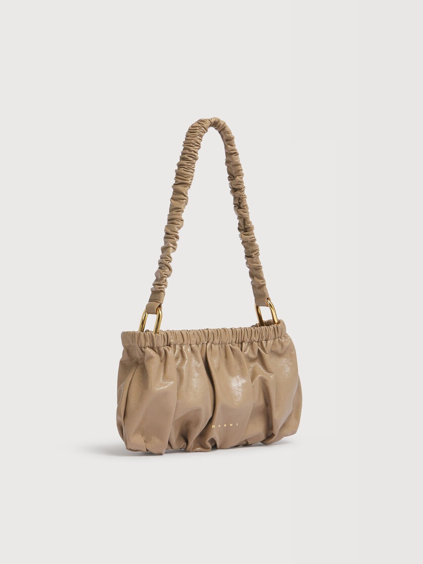 Clutch aus taupefarbenem, gerafftem Leder, Image 3