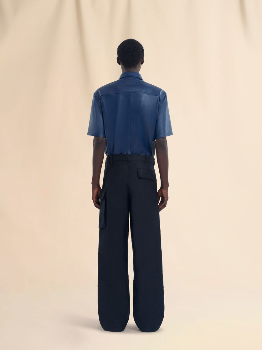 Schwarze Hose aus Gabardine mit Cargotaschen - Hosen - Image 3