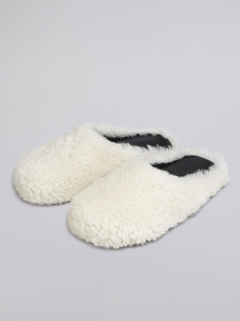 Weiße, gekräuselte Schafsfell-Fußbett-Pantolette - Holzschuhe - Image 5