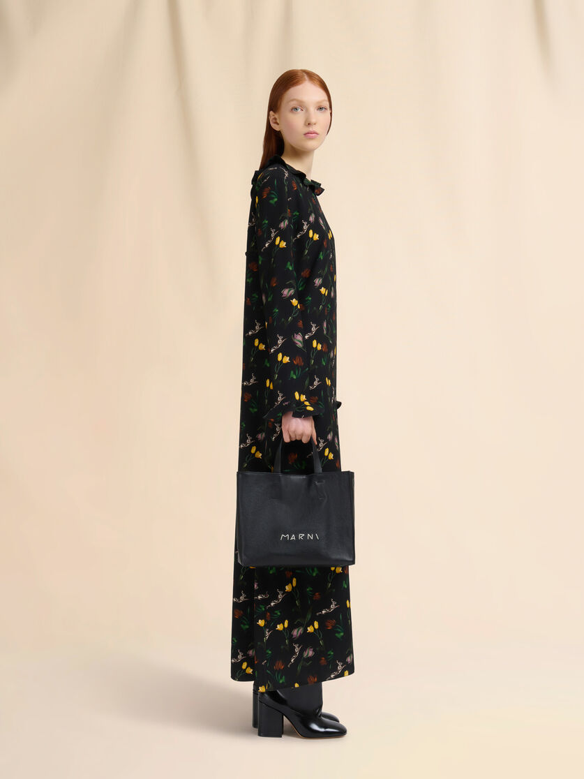 Museo Soft Tote Bag de piel negra con bordado Marni Symbol - Bolsos shopper - Image 2