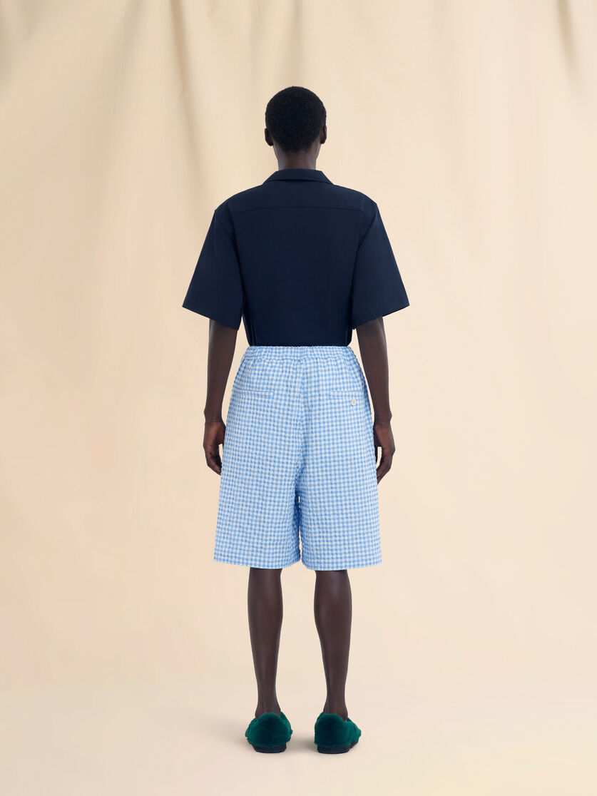 Blau-weiß karierte Bermudashorts aus Seersucker - Hosen - Image 3