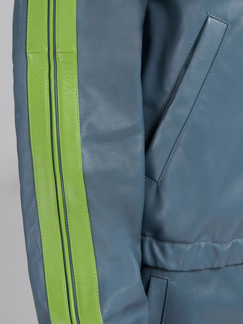 Blaugrüne Bomberjacke aus Nappaleder mit kontrastierenden Streifen - Jacken - Image 5