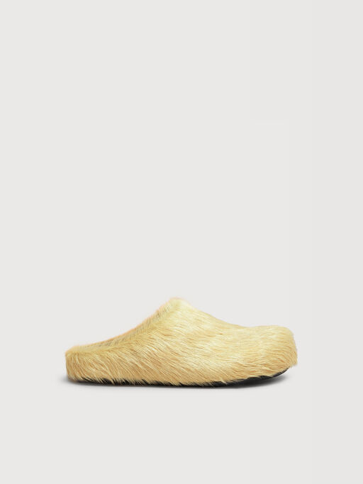 Gelber Fu&szlig;bett-Sabot mit langem Kalbsfell - Holzschuhe