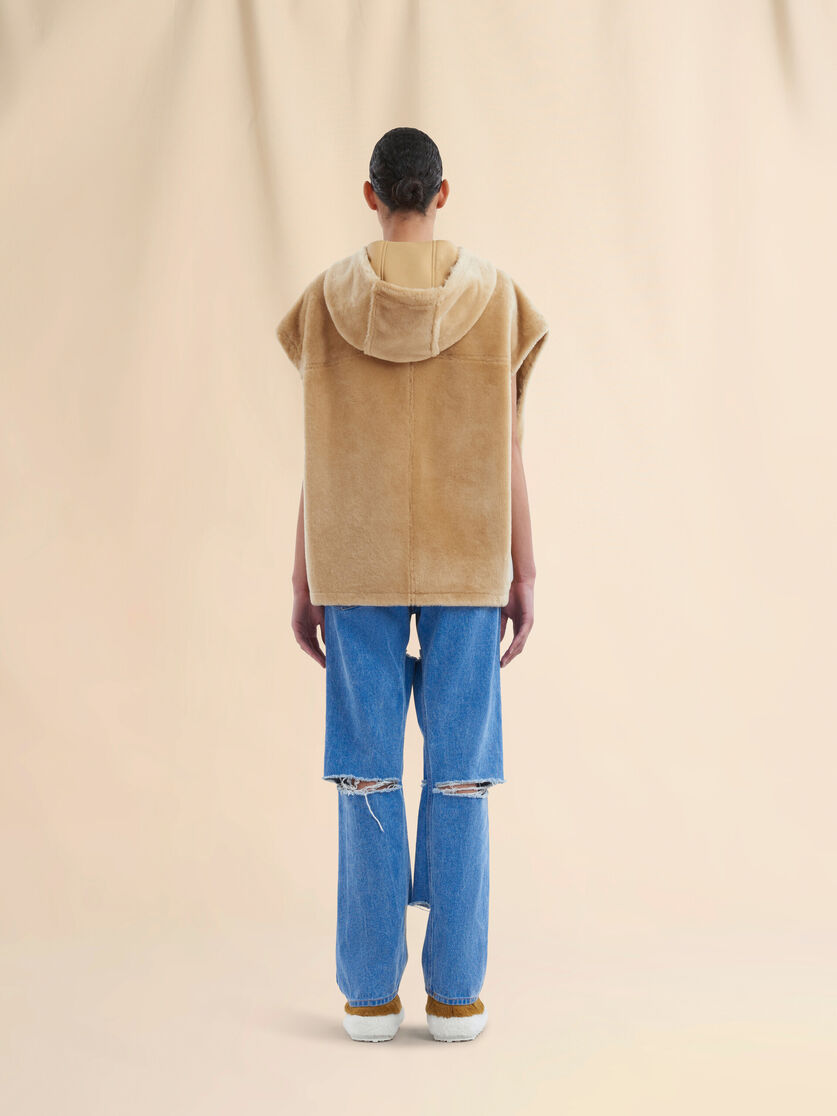 Gilet con cappuccio in shearling rasato marrone - Gilet - Image 3