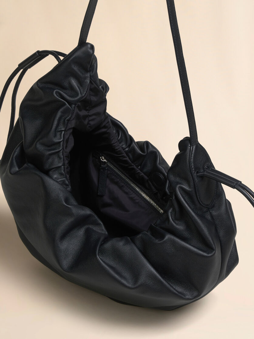 Taubenfarbene kleine Hobo-Tasche Scrunchie aus Leder - Schultertaschen - Image 4
