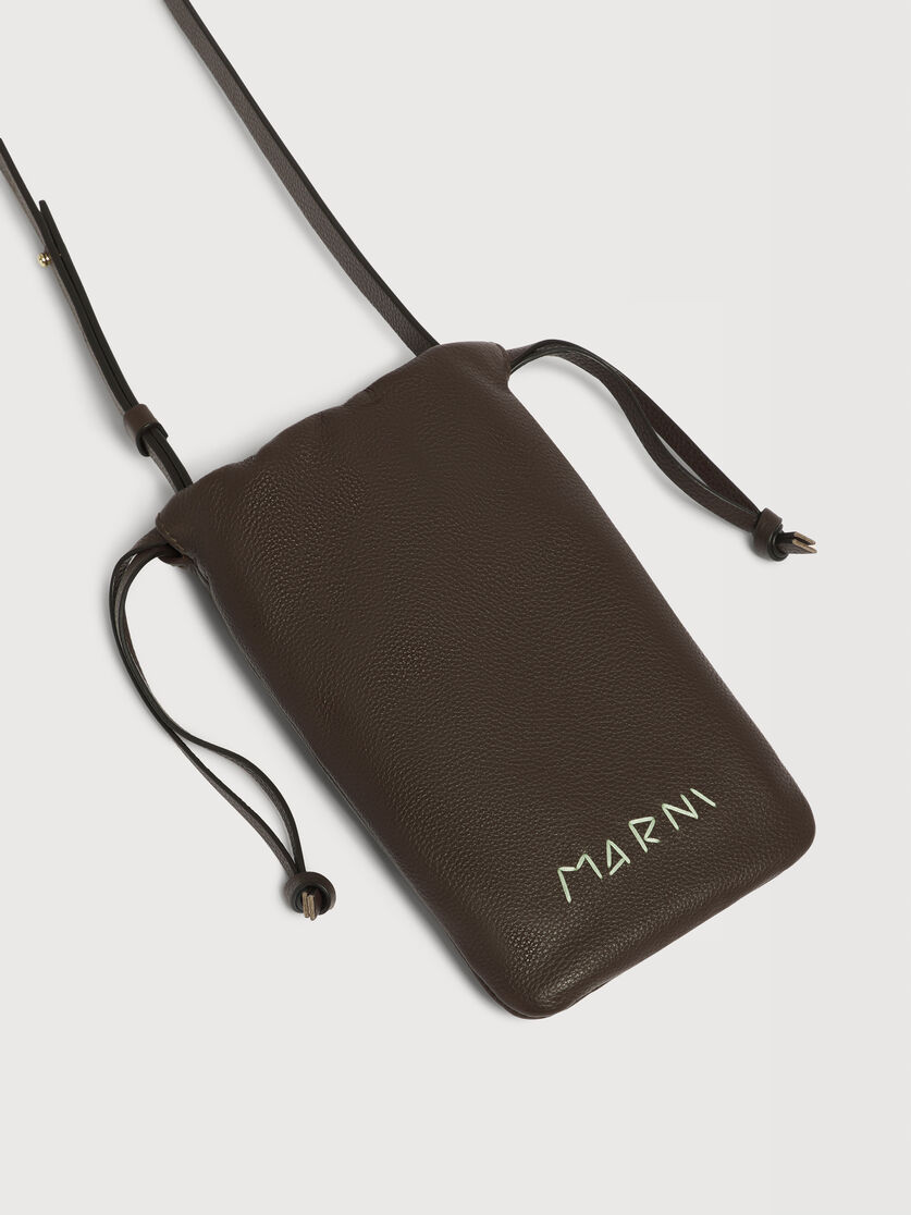 ブラウン レザー製ドローストリング付きスマホホルダー、マルニメンディング入り, Image 4