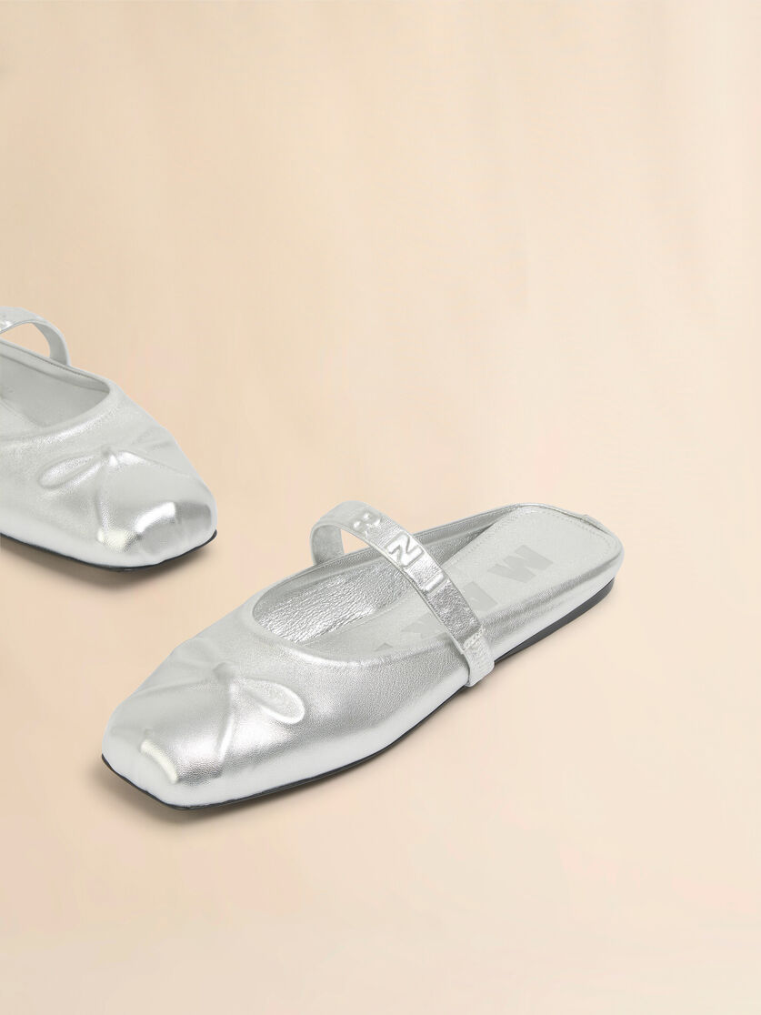 Ballerina Sabot Little Bow aus silberfarbenem Leder - Holzschuhe - Image 5