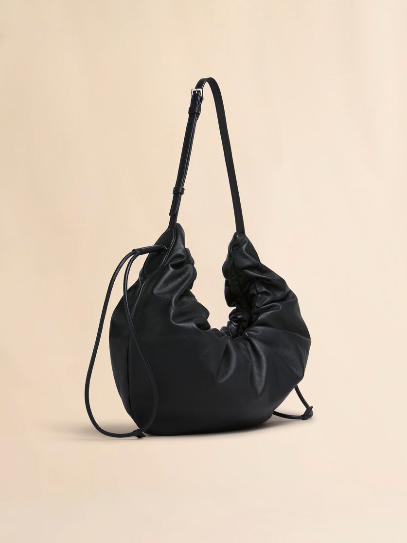 Taubenfarbene kleine Hobo-Tasche Scrunchie aus Leder - Schultertaschen - Image 6