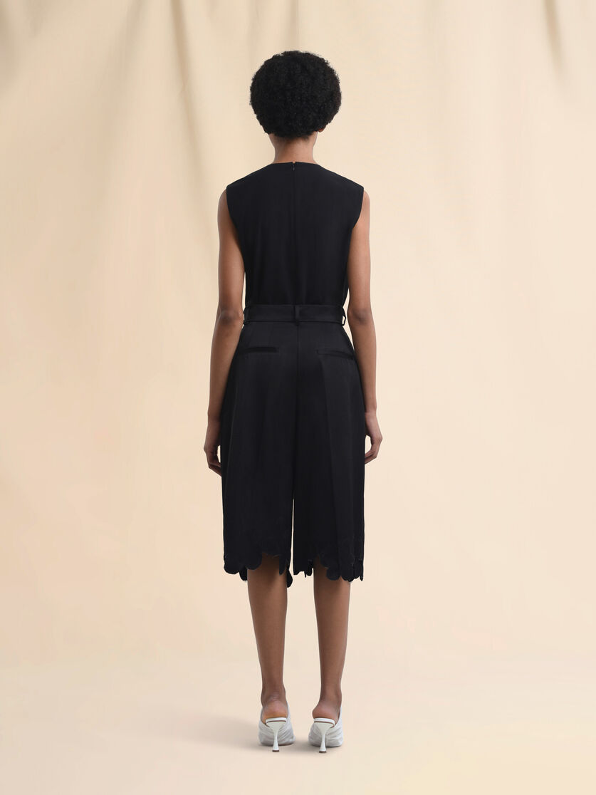 Duchesse-Bermudashorts mit gewelltem Saum - Hosen - Image 3