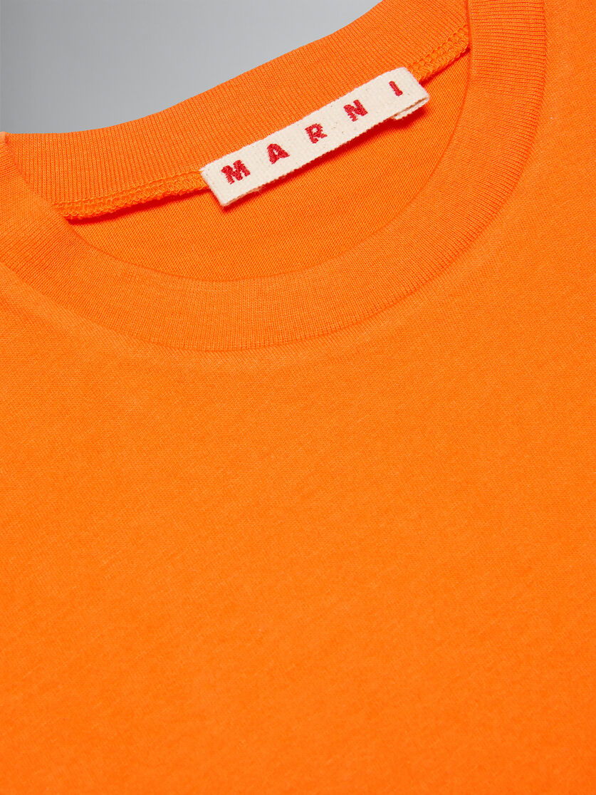 オレンジ ロゴ入り クロップドTシャツ - Tシャツ - Image 3