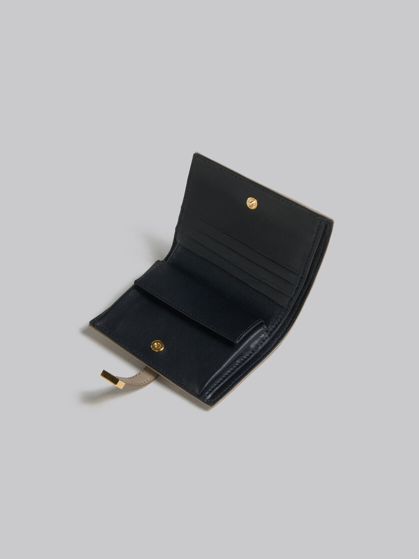 ブラック レザー製二つ折りPrisma ウォレット - 財布 - Image 4
