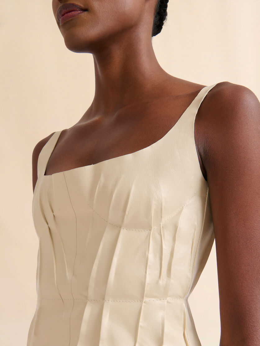 Cremefarbenes Minikleid aus Nappa mit Abnähern - Kleider - Image 4