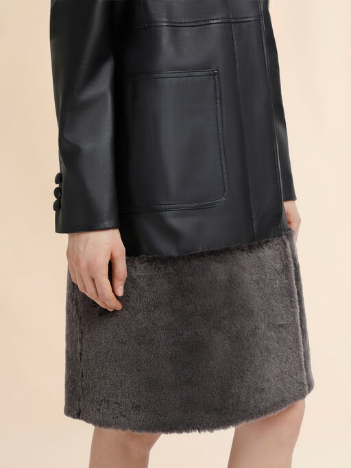 Abrigo de napa negra con inserciones de borreguito - Abrigos