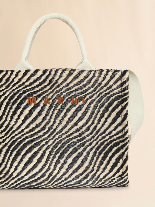 ブラック 波模様のラフィアエフェクト スモールトートバッグ - ショッピングバッグ