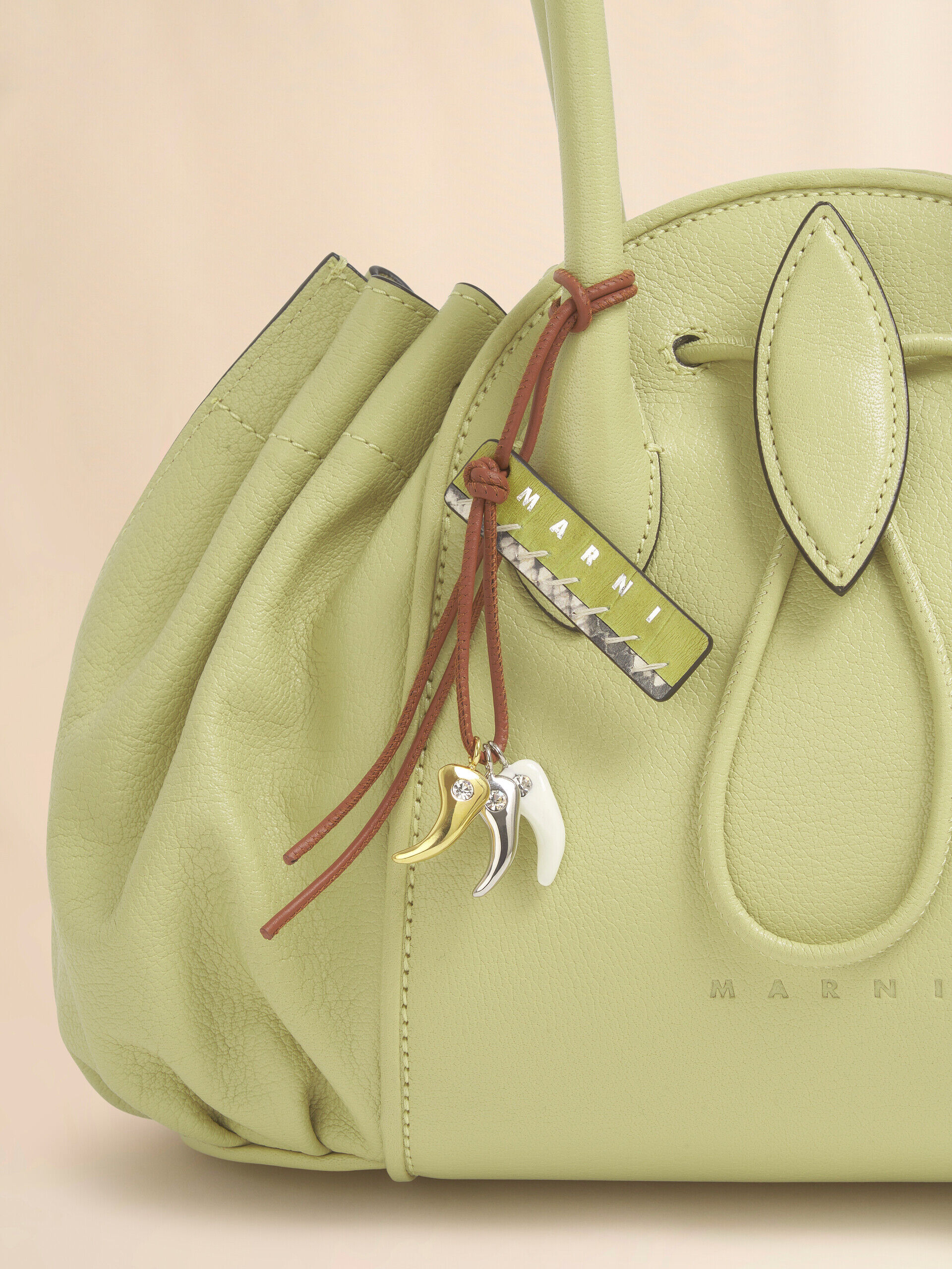 ブラウン レザー製キーリング オオカミの歯のチャーム付き | Marni