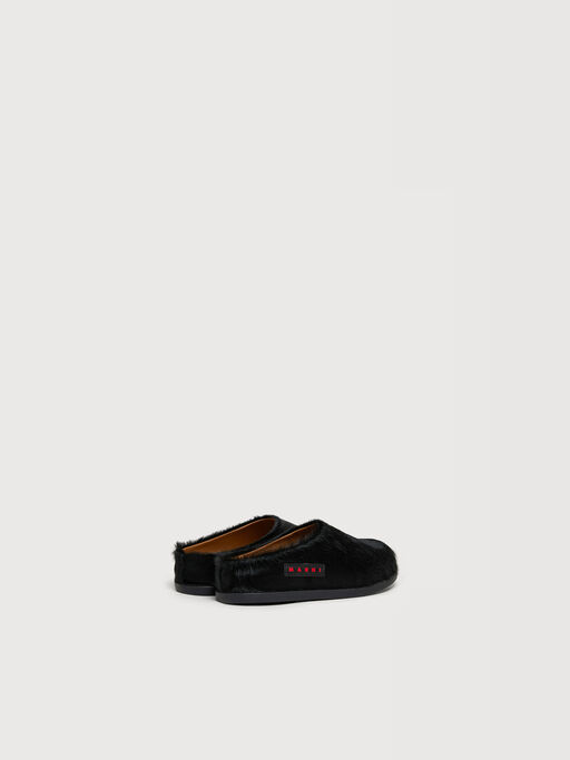 Schwarze Fussbett-Pantoletten aus Kalbsleder mit langem Fell - Sneakers