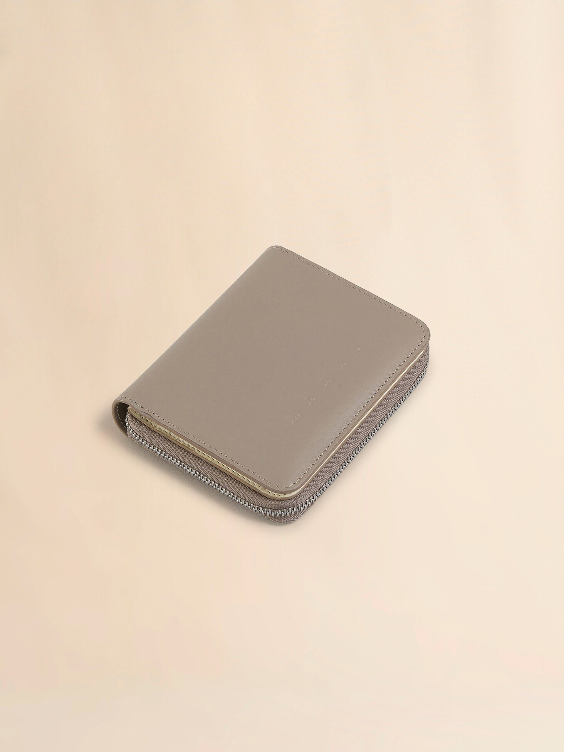 ◇MARNI◇ Logo Zip Around Wallet Ivory PFMI0095Q0P653300W06 Black leather zip-around wallet with Marni Mending