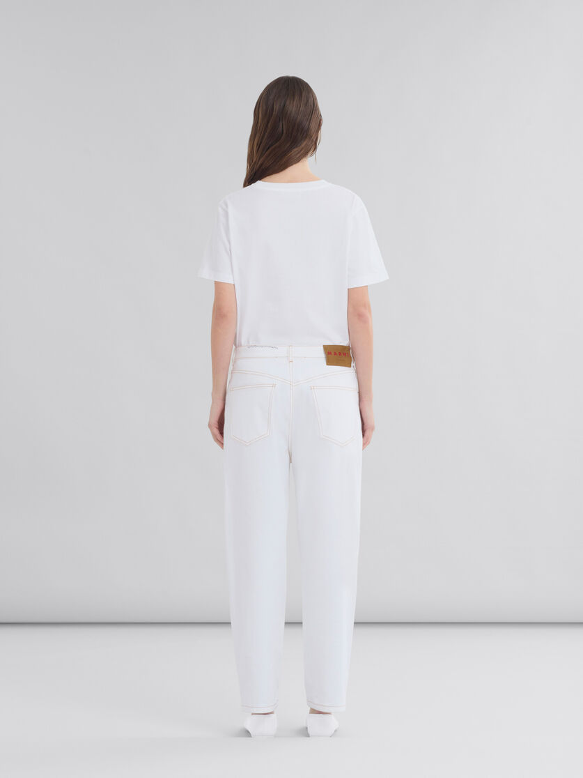 Pantalon en denim blanc avec patch fleur - Pantalons - Image 3