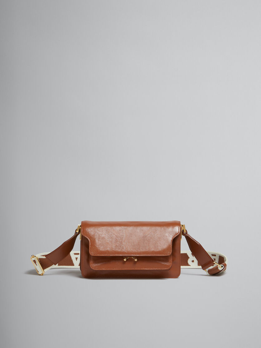 Trunk Soft Bag E/W in pelle marrone con tracolla logata - Borse a spalla - Image 1