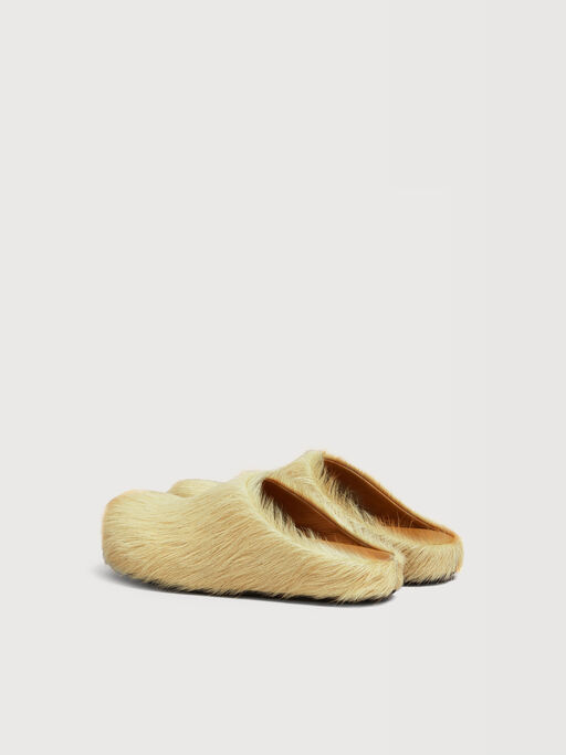 Gelber Fu&szlig;bett-Sabot mit langem Kalbsfell - Holzschuhe