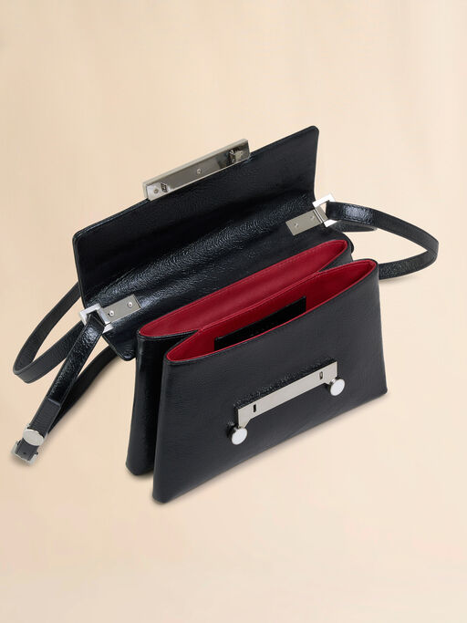 Kleine Envelope-Tasche aus schwarzem Lackleder mit Craquelé-Optik - Schultertaschen