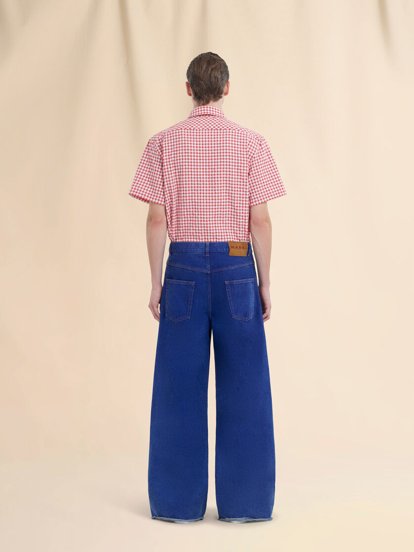Jean taille basse en denim bleu avec ceinture en ruban rouge - Pantalons - Image 3