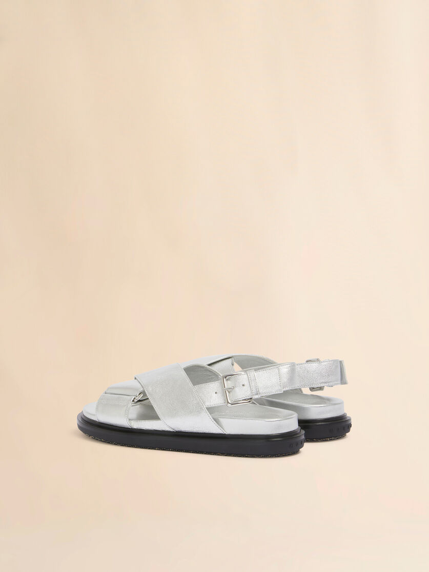 Silberfarbenes Leder-Fussbett - Sandalen - Image 3