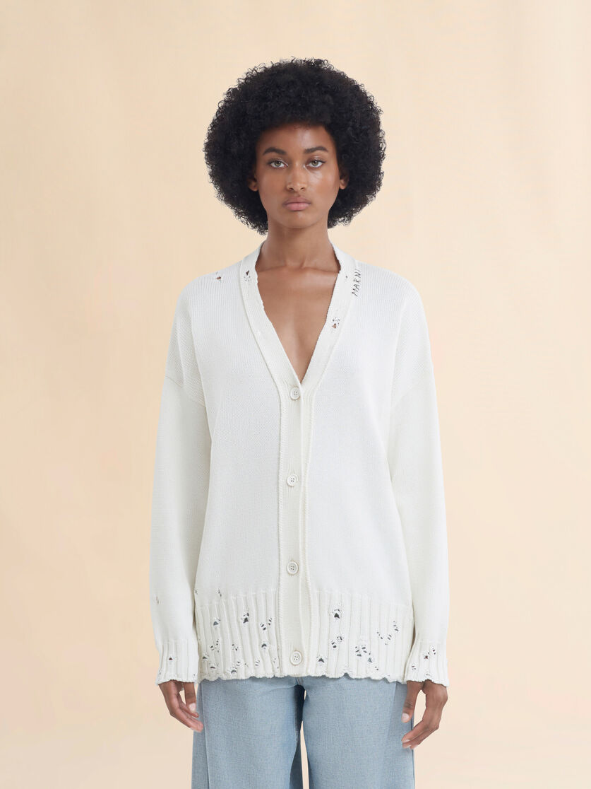 ホワイト コットン製 ディシェベルド カーディガン、マルニメン  