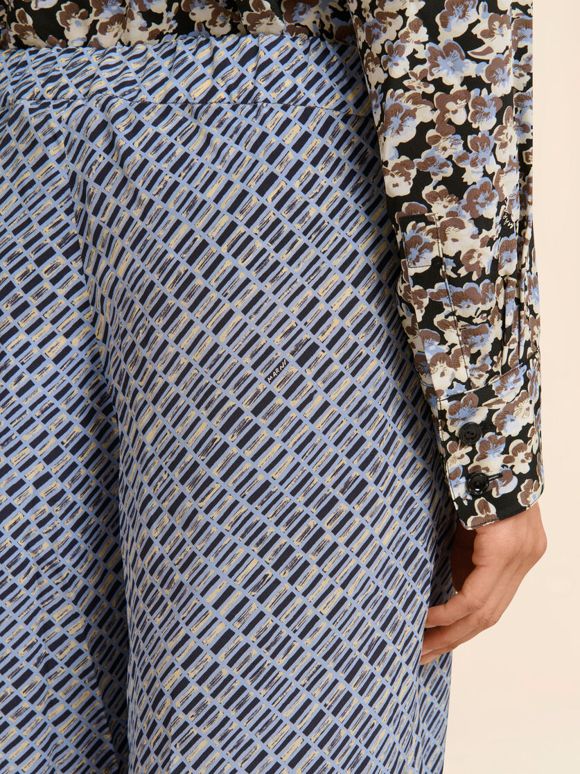 Blue crêpe de chine trousers with Criss Cross print, Image 4