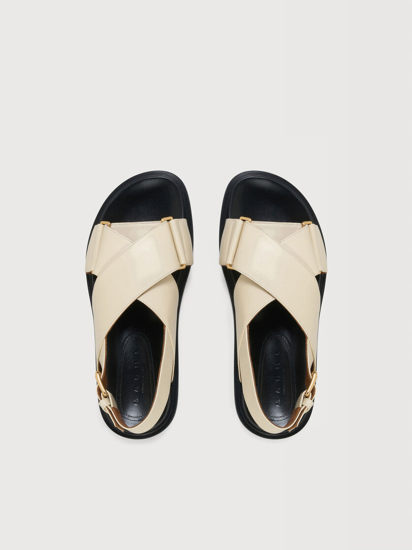 Wei&szlig;e Fu&szlig;bett-Sandalen aus Leder, Image 4