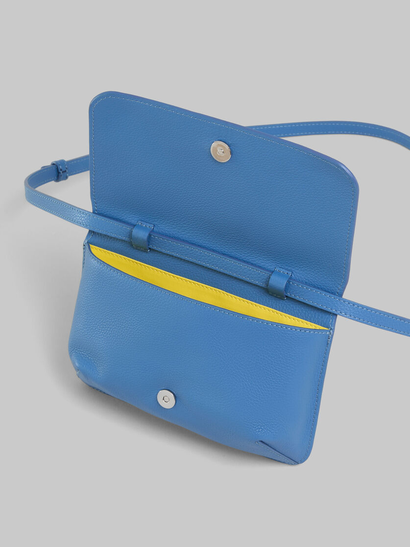 Sac porté épaule en cuir bleu avec effet raccommodé Marni - Pochettes - Image 4