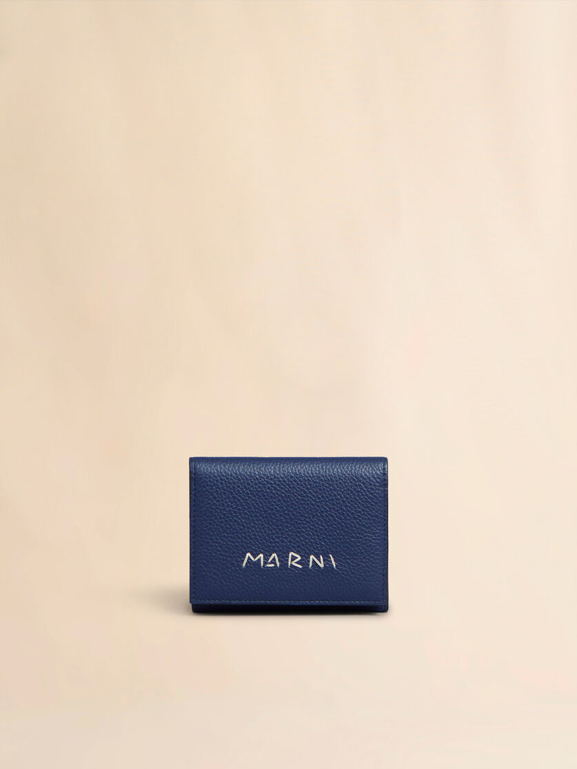 ブルー レザー製三つ折りウォレット、マルニシンボル刺繍入り | Marni 