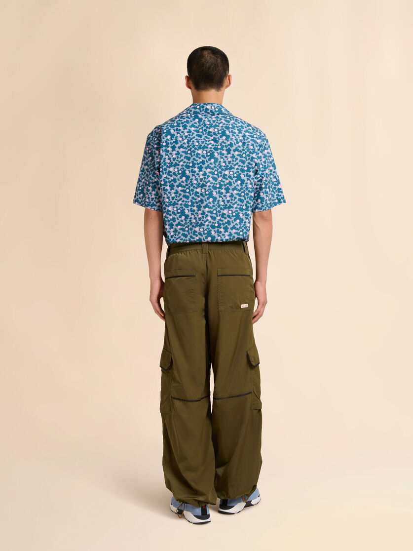 Green crinkled nylon cargo trousers with contrast piping, Image 3