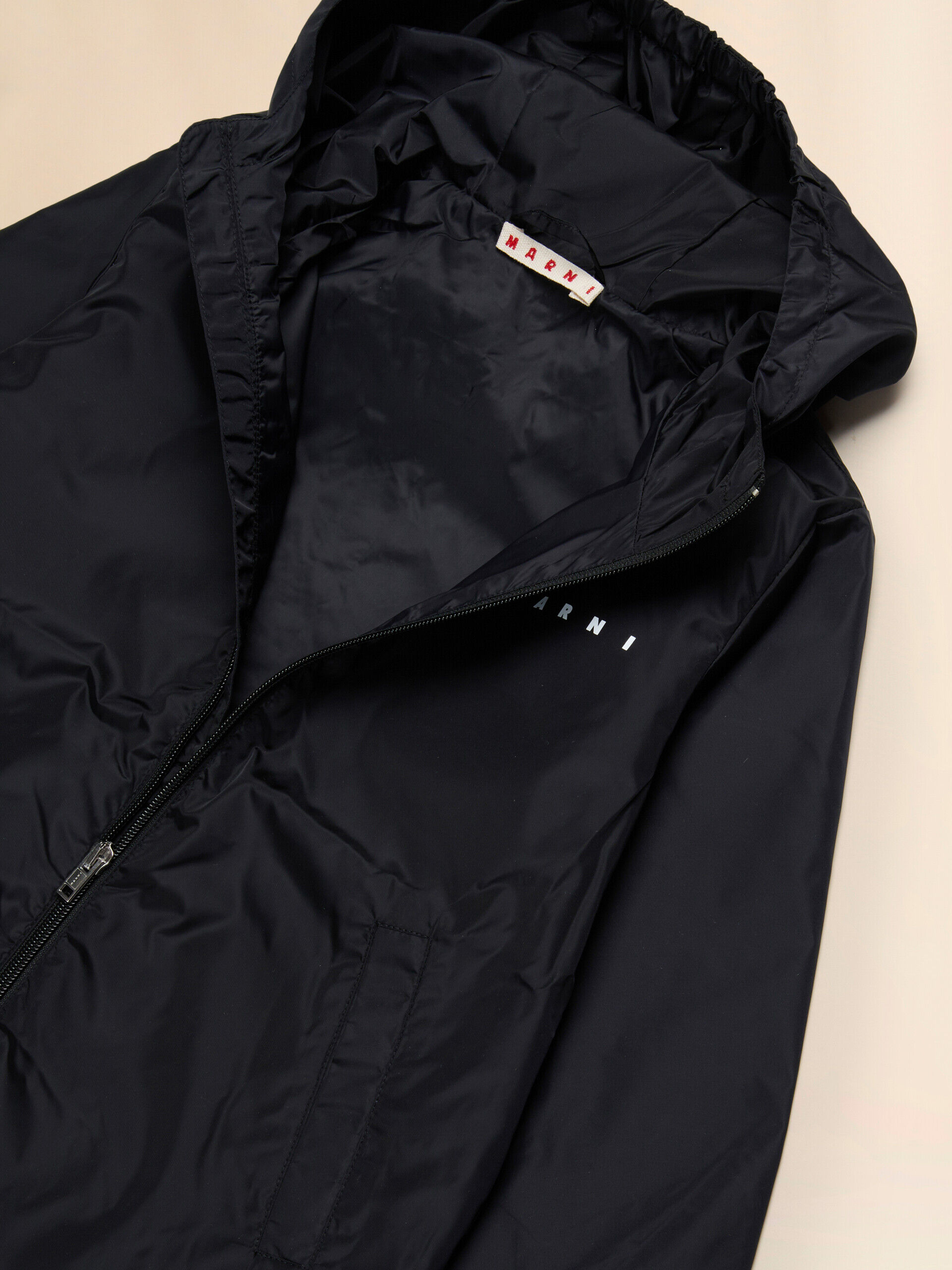ブラック ナイロンジャケット、マルニプリント入り | Marni ブラック ナイロンジャケット、マルニプリント入り | Marni