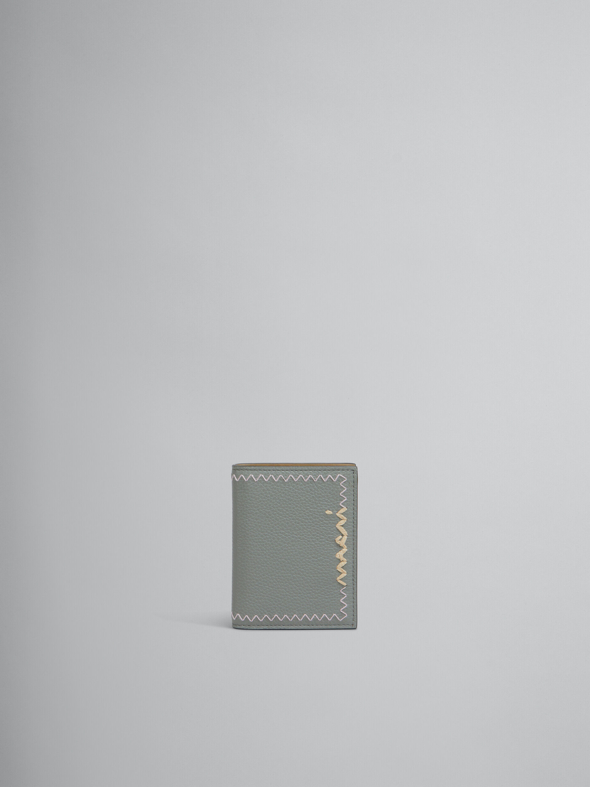 グレー 二つ折りウォレット、マルニシンボル刺繍入り | Marni