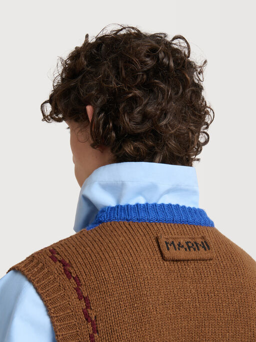 Braune Wollweste mit M-Intarsie - Pullover