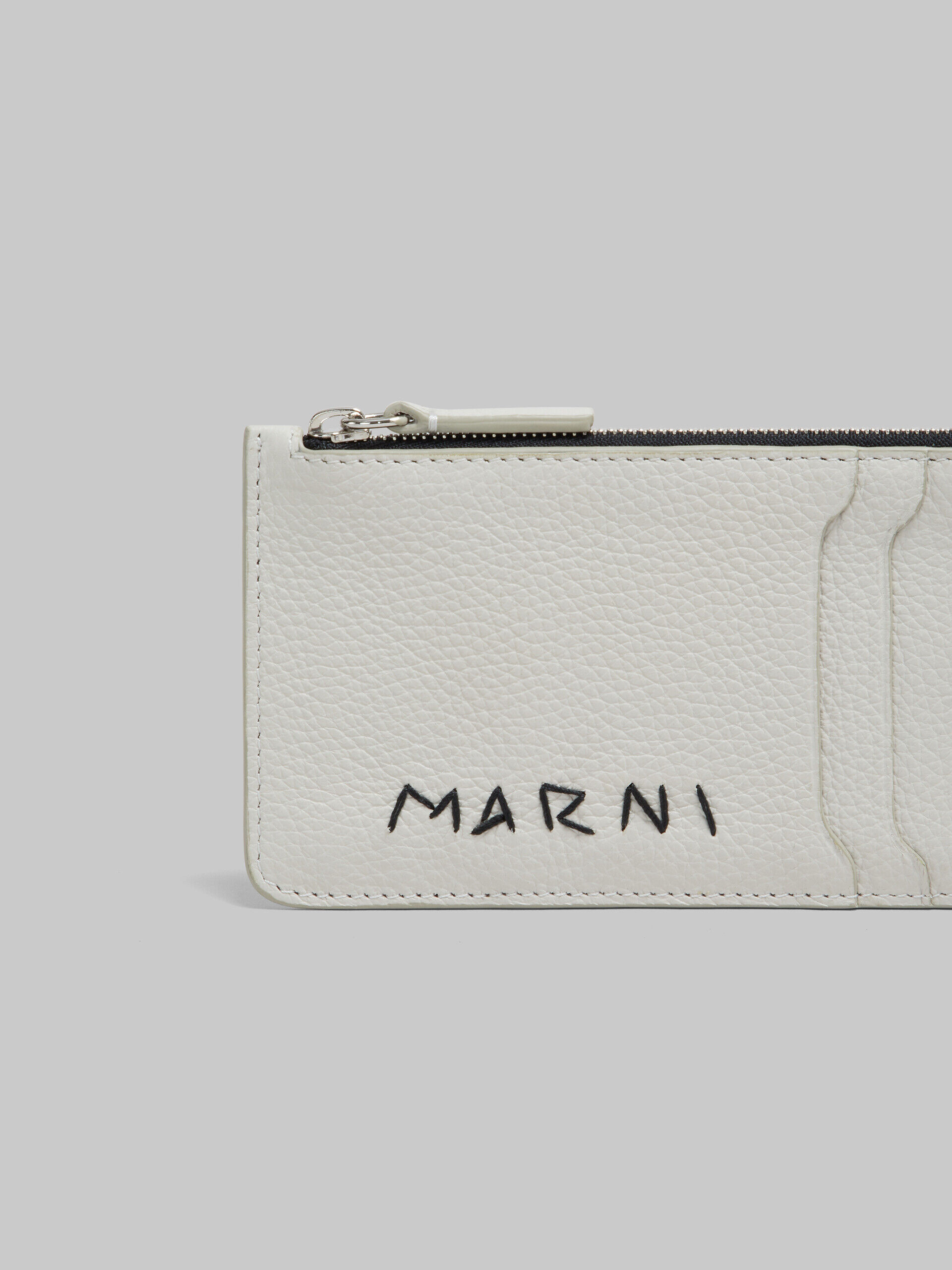 【MARNI】マルニシンボルロゴ グレー クレジット カードホルダー ブラック レザーカードホルダー、マルニメンディング刺繍入り