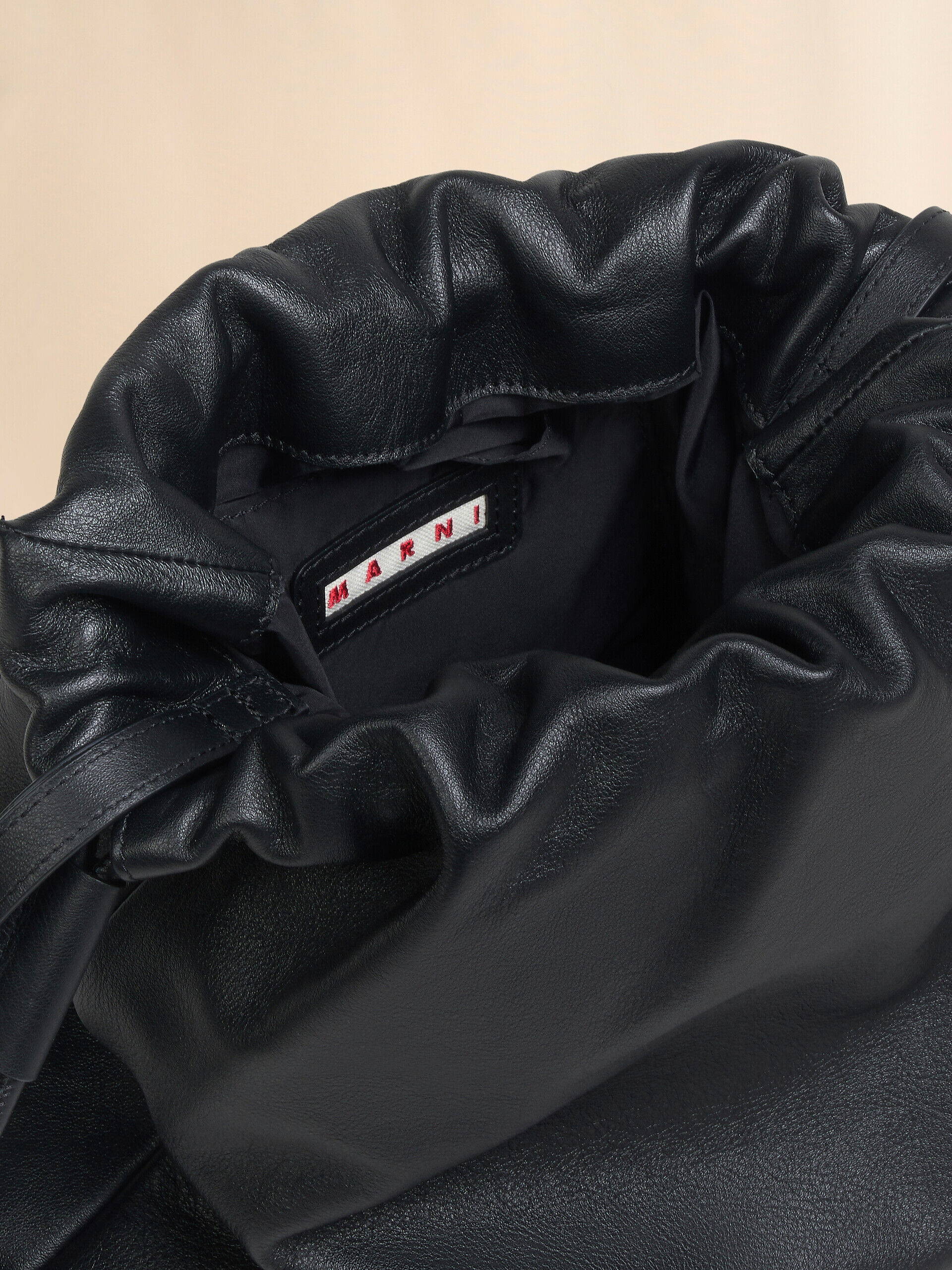 ブラック レザー製 Scrunchie ミディアムドローストリングバッグ