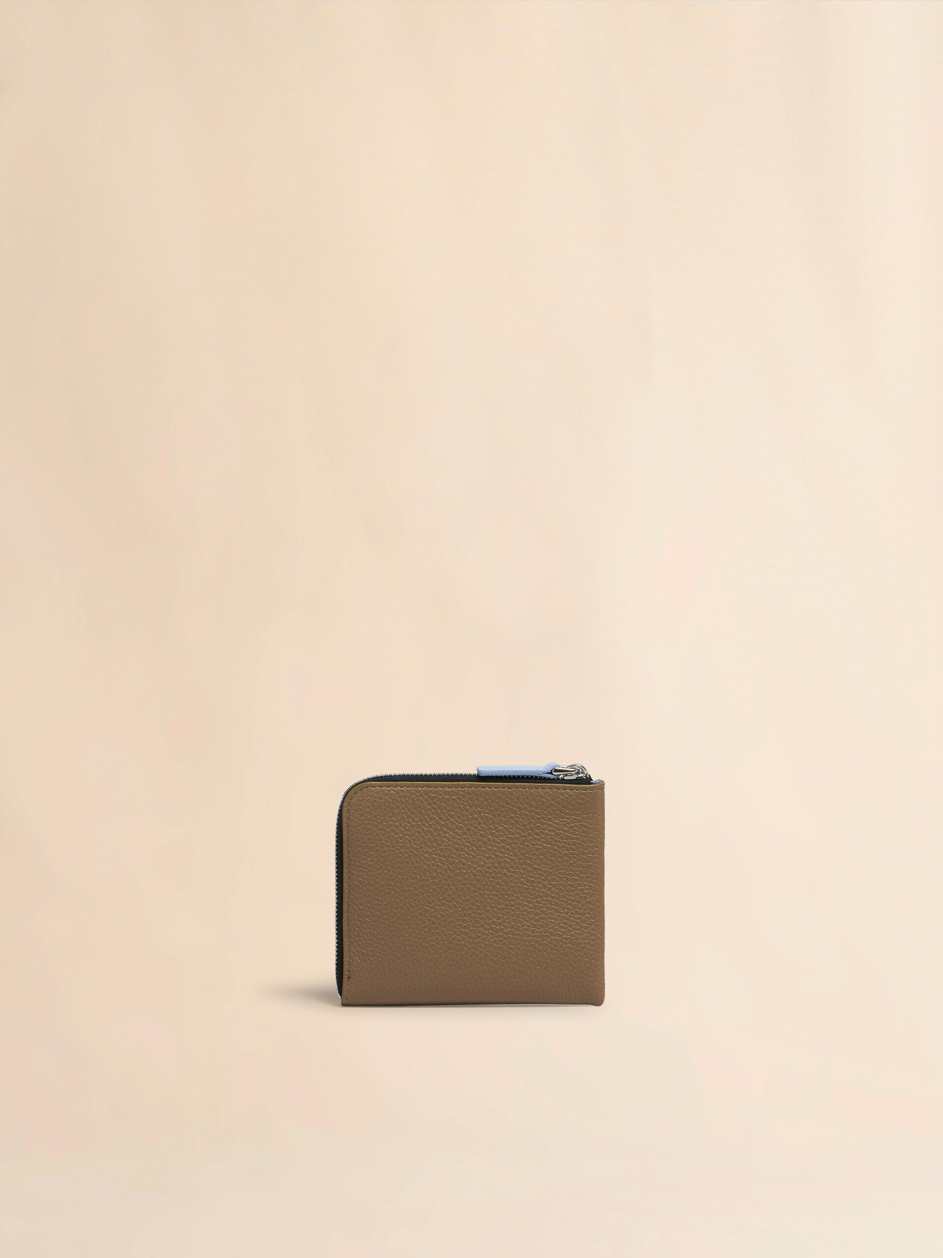 【MARNI】ロゴデボス加工 フォールドオーバー トップウォレット Brown leather zip-around wallet with Marni Mending | Marni