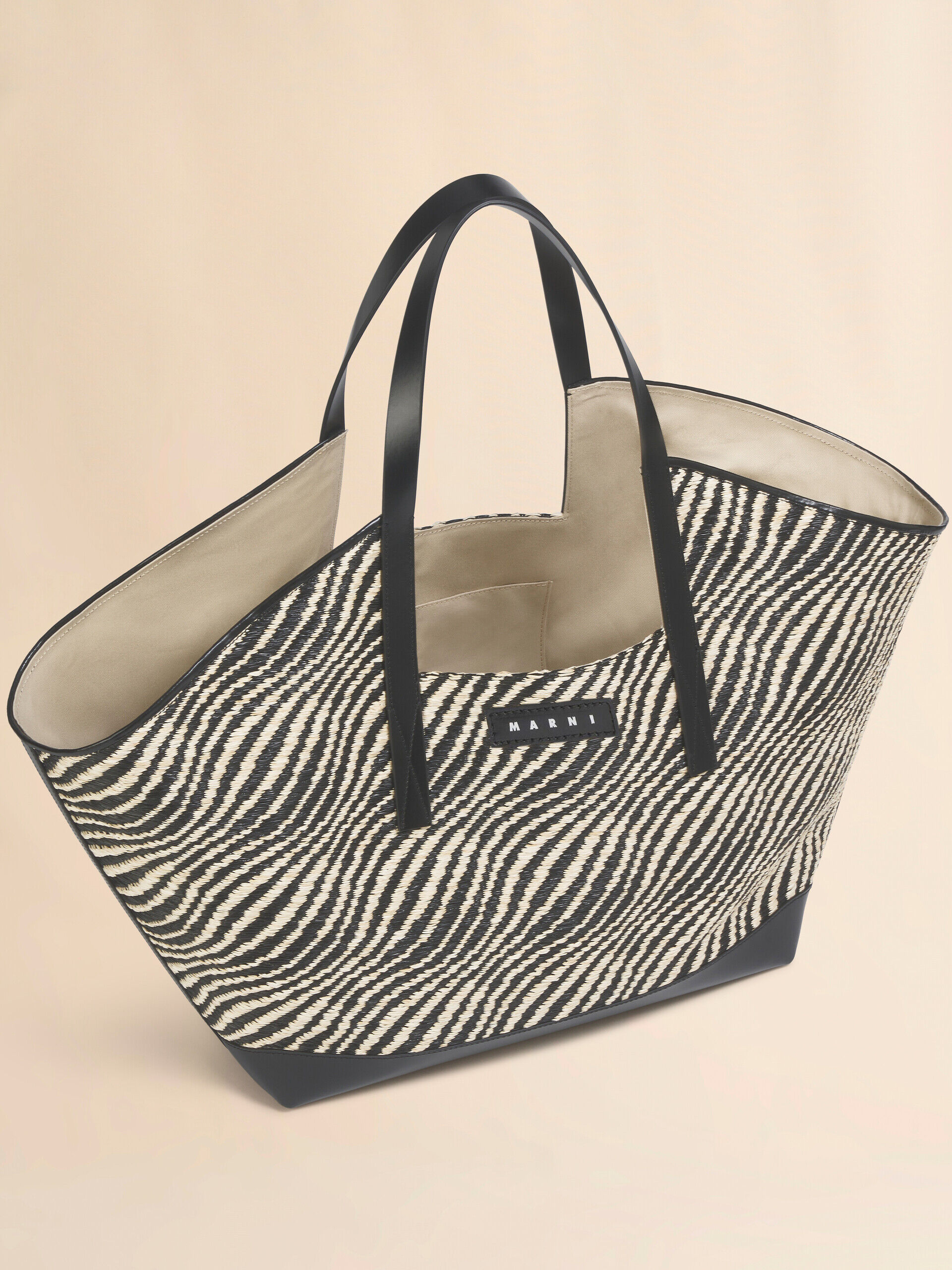 ブラック ラフィアエフェクト Wave トートバッグ | Marni