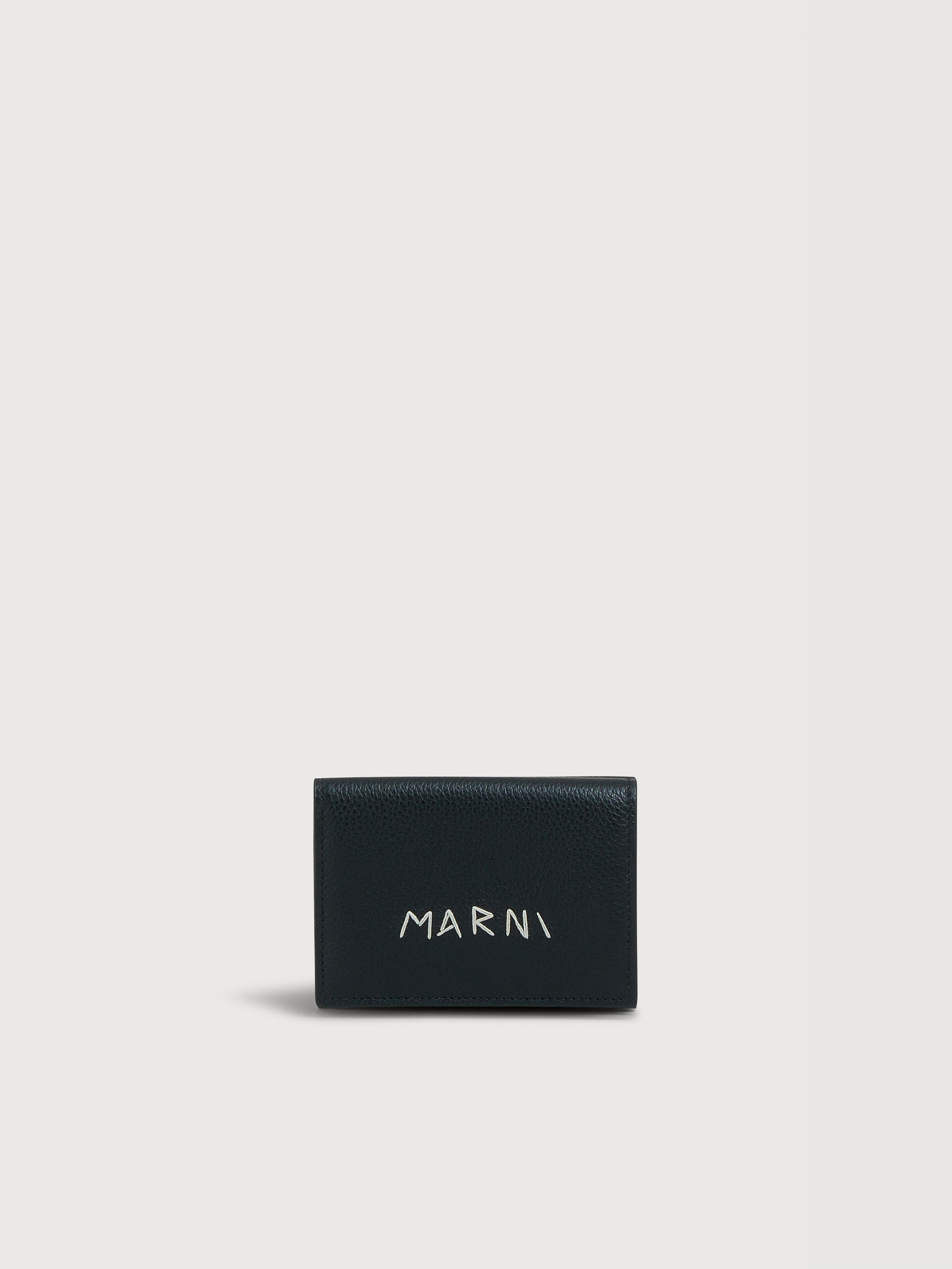 ブラック レザー製三つ折りウォレット、マルニシンボル刺繍入り | Marni