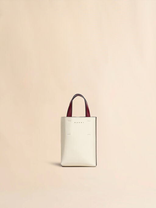 ホワイト、グリーン、レッド レザー製 Museoナノバッグ - ショッピングバッグ