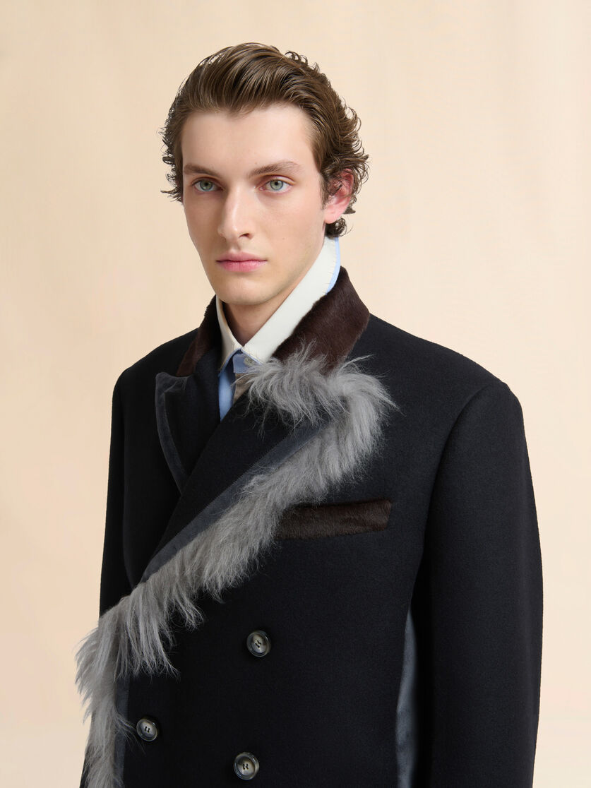 Cappotto in feltro di lana nera con bordo in pelliccia - Cappotti - Image 4