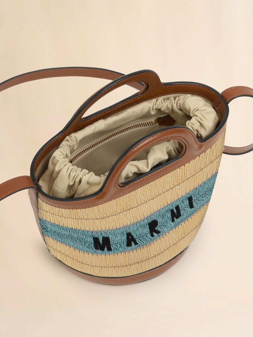 Mini-Eimertasche Tropicalia aus Stoff mit Bast-Optik und blauem Häkeleinsatz - Schultertaschen - Image 4