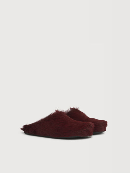 Rote Fu&szlig;bett-Pantoletten aus Langhaar-Kalbsleder - Holzschuhe