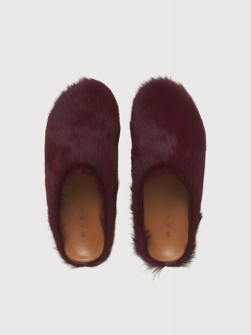 Rote Fu&szlig;bett-Pantoletten aus Langhaar-Kalbsleder - Holzschuhe